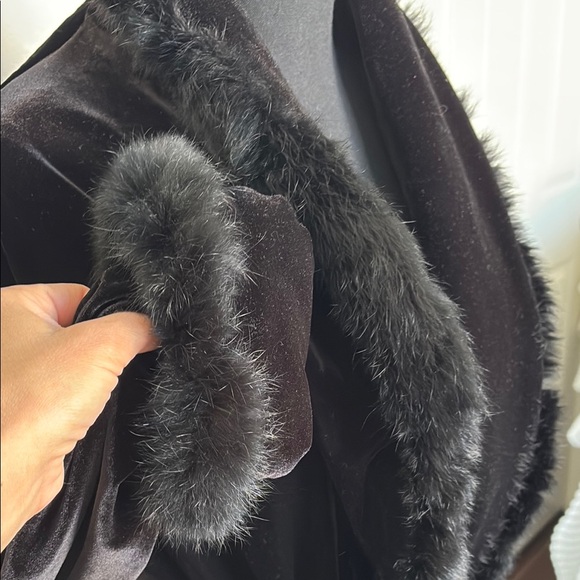 Luxurious Black Velvet Robe with Faux Fur Trim - Picture 3 of 5
